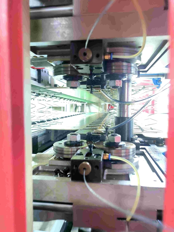 1.9-2.4mm Max 2000mm Matras spring bed kern maken machine Met 90-100 Springs / min Capaciteit