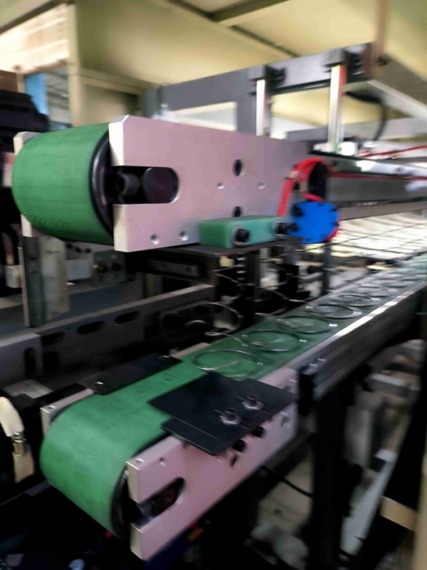 1.9-2.4mm Max 2000mm Matras spring bed kern maken machine Met 90-100 Springs / min Capaciteit